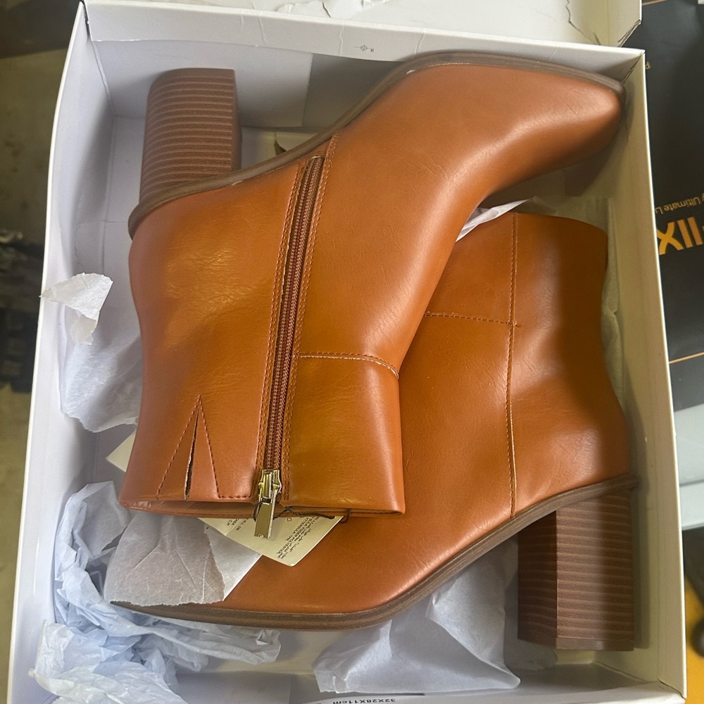 Women’s Tan Leather Heeled Ankle with Zipper Boots size 9 NIB